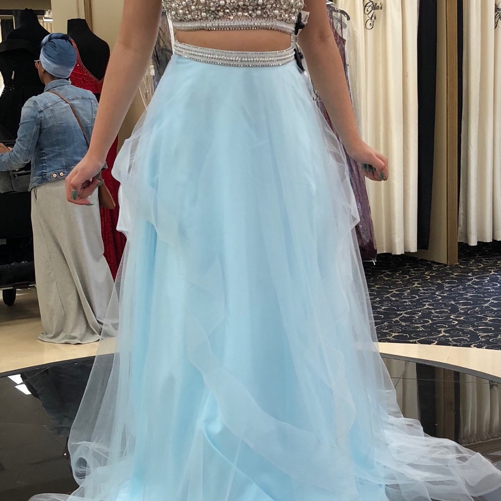 Beautiful prom dress size 0 can fit a 2